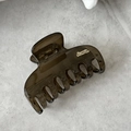 Detalle de pinza para el cabello de resina ámbar con letras doradas Barrette La France - Gris