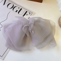 Detalle de la pinza para el pelo en organza lavanda con lazo de capas translúcidas - Gris