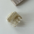 Détail de la pince à cheveux carrée en acétate avec motif écaille ambre et étiquette dorée - Beige