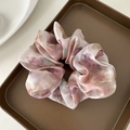 Vue détaillée d'un chouchou en satin rose au motif floral avec une texture en soie douce - Dégradé Rose Doux