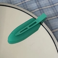 Detail van een muntgroene matte haarklem met een stijlvol uitgehold ontwerp - Teal