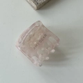Dettaglio di una molletta per capelli rosa traslucida con stampa del logo Amy Bear - Rosa