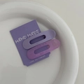 Détail de barrettes ovales crème en violet uni et translucide sur carte de présentation - Violet Solide Crème