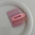 Détail de pinces à cheveux roses styles uni et gelée sur emballage carton avec vue macro - Rose Solide Crème