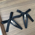 Detalle de dos pinzas para el pelo con lazo de satén negro y clips BB plateados - Negro