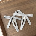 Dettaglio di fermagli per capelli con fiocco in raso grigio e base in metallo silver - Grigio