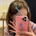 Gros plan de barrettes bleues en forme d'os avec étoiles jaunes dans un miroir - Paire d'Os Y2K - Bleu