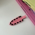 Pinza rosa Y2K con cadena de tela negra en un escritorio blanco con unos libros - Clip sin Rastro Tejido-Rosa