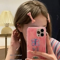 Pince à cheveux rose en forme d'os avec étoiles colorées portée pour un selfie - Paire d'Os Y2K - Rose