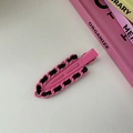 Detalle de pinza para el pelo Y2K rosa brillante con textura de cadena y cinta negra en fondo - Clip sin Rastro Tejido-Rosa Fuerte
