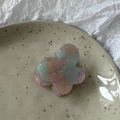 Dettaglio ravvicinato di un fermaglio a farfalla in acetato con sfumature colorate - Blu Rosa