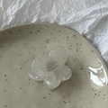 Dettaglio molletta per capelli a farfalla in resina perlata con logo fatto a mano - Bianco Sirena