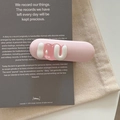 Gros plan d'une pince à cheveux rose en forme de capsule avec des lettres 3D en gelée - Ovale Long Y2K - Rose Clair