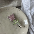 Detalle de horquilla de tulipán con diamantes rosa y verde sobre base plateada - Estilo de Tulipa Rosa