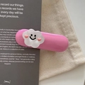 Gros plan d'une pince à cheveux nuage rose avec sourire sur un sac en coton naturel - Ovale Long Y2K - Rose Foncé