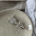 Detalle de pinza para el pelo de tulipa plateada con diamantes de imitación brillantes - Estilo Tulipán Blanco