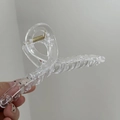 Dettaglio della grande molletta per capelli trasparente da 14cm con robusta molla in metallo - 14cm / Trasparente