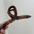 Dettaglio del grande fermaglio per capelli da 14cm tartarugato con molla in metallo forte - 14cm / Tartarugato