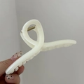 Dettaglio molletta per capelli bianco crema da 14 cm con finitura lucida e molla oro - Bianco Latte