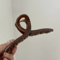 Dettaglio del fermaglio per capelli da 14cm in acrilico marrone con molla metallica dorata - 14cm / Marrone