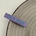 Detalle de una pinza para el pelo de resina violeta con letras min min azules en cerámica - Morado