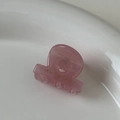 Dettaglio macro di una piccola molletta per capelli in acetato rosa con testo dorato AMY BEAR - Rosa