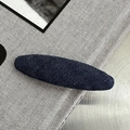 Dettaglio del fermaglio per capelli in denim blu scuro con trama di tessuto e fibre - Ellisse Denim Blu Scuro