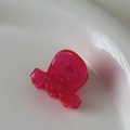 Dettaglio di un mini fermaglio per capelli in acetato rosa acceso con scritta AMY BEAR - Rosa Rosso
