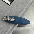 Detail einer blauen Denim Herz-Haarklammer mit funkelnden Strasssteinen auf Silbermetall - Hellblauer Denim Drei Herzen