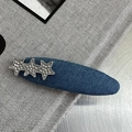 Nahaufnahme einer blauen Denim-Haarklammer mit drei silbernen Sternen und funkelnden Steinen - Hellblauer Denim Drei Sterne
