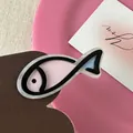 Detail van cartoon vis haarclip in roze en blauw acetaat met een marmeren textuur - Blauwe Staart Vis