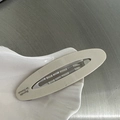 Dettaglio della clip per capelli ovale beige opaco con scritta Barrette La France - Bianco Crema