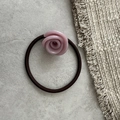 Vista dettagliata dell'ornamento di rosa rosa su elastico per capelli marrone - Viola