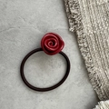 Dettaglio di un elastico per capelli a forma di rosa rosso scuro con nastro marrone - Rosso