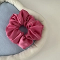 Detail van donkerroze satijnen scrunchie met gladde textuur in een lichtblauwe tray - Kleine Roze Scrunchie