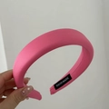 Macro-opname van fuchsia satijnen haarband met handgemaakt label en hoogwaardige textuur - Brede Roze Hoofdband