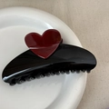 Close-up of a black heart-shaped hair claw clip on a white ceramic plate and linen cloth - Heart-shaped Color-blocked Fan - Black