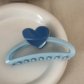 Close-up of large heart claw clip in light and dark blue contrast for thick hair - Heart-shaped Color-blocked Clothes Hanger - Blue