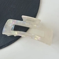 Makrodetail der großen Acetat-Haarklammer mit Perlglanz-Finish und minimalistischem Design - Perlmuttweiß