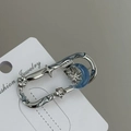 Détail d'une pince à cheveux Y2K en alliage argenté avec résine marbrée bleue et étoiles - Pince Ovale Bleu Argent
