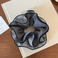 Détail d'un chouchou style coréen en tissu à carreaux avec bordure contrastée noire - Houndstooth