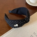 Dettaglio di un cerchietto a pois con eleganti accenti di perle e strass lucenti - Polka Dot Nero
