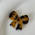 Elegant tortoise shell pattern acetate bow hair clip with polished amber finish - Tortoiseshell