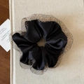 Détail de la gaze à imprimé léopard et des couches de satin noir sur le chouchou - Chouchou Simple Couche