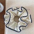Détails du grand chouchou en satin beige à pois bleu marine avec bords à volants soignés - Beige à Pois