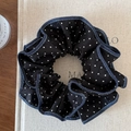 Gros plan d'un chouchou noir à pois blancs avec des bordures cousues en style denim bleu - Pois Noir