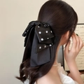 Elegante pinza para el pelo de satén negro con lunares y cintas largas en modelo - Pasador de pelo / Lunar Negro