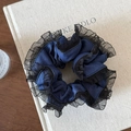 Dettaglio ravvicinato dell'elastico per capelli in denim blu scuro con bordo in pizzo nero - Blu Denim
