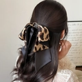 Pinza per capelli con fiocco leopardato e raso nero con strass indossata da modella - Clip per coda di cavallo leopardata