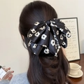 Große Haarklammer mit Blumenmuster und Perlen auf schwarzem Satin-Stoff - Einfacher Blumiger Stil